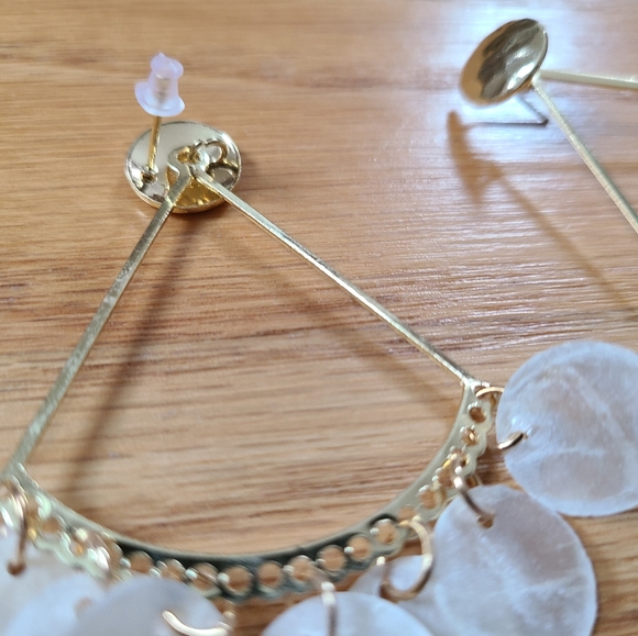 Brand New- Fan Shaped Natural Look Shell Earrings - Picture 3 of 6